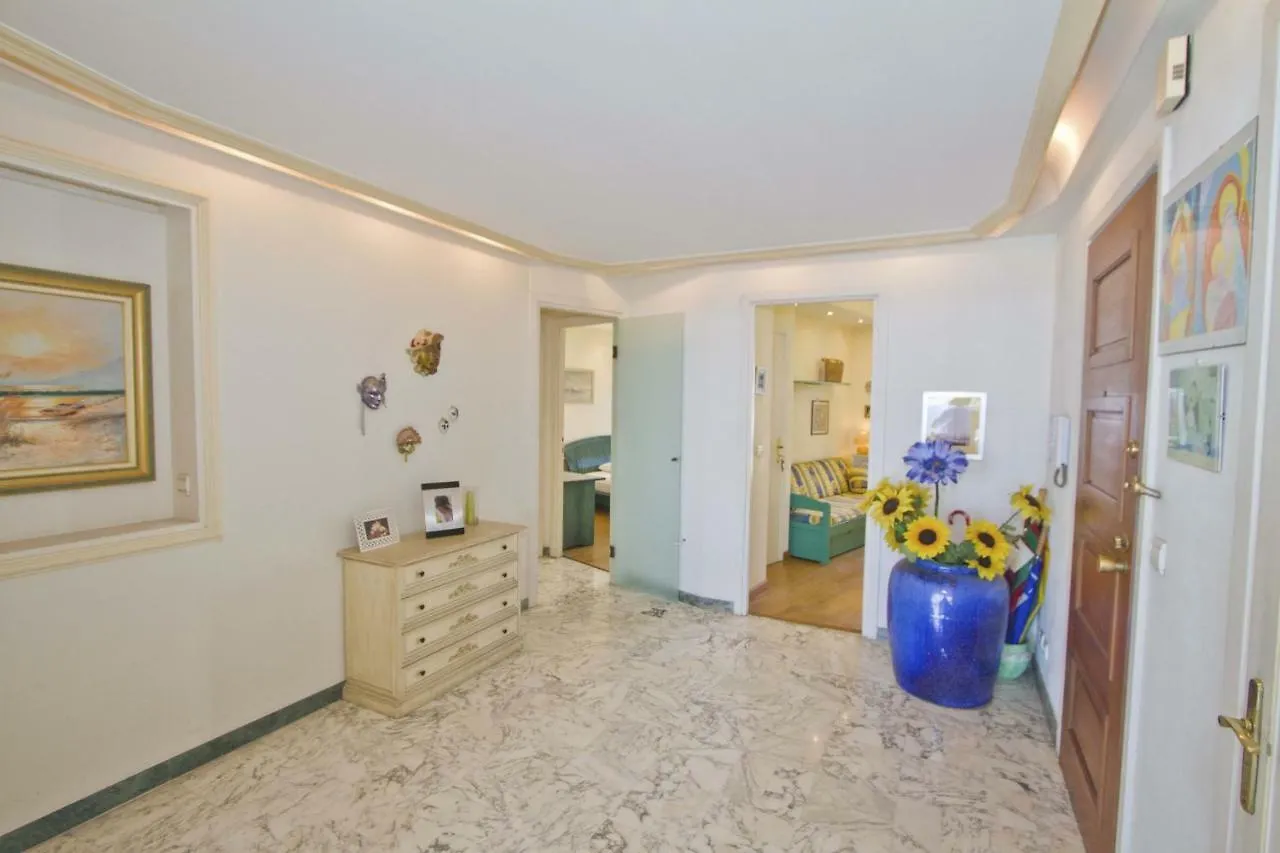 Promenade Holiday - Sea Front Palatin Ницца Апартаменты