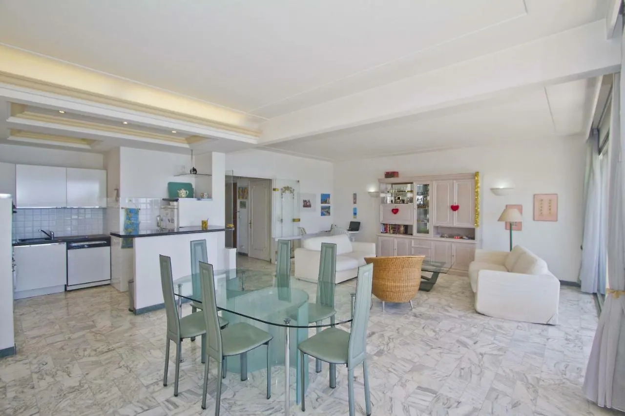 Promenade Holiday - Sea Front Palatin Nice Apartment