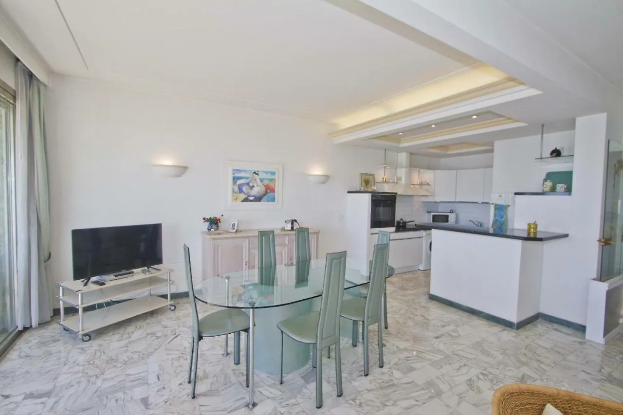 Promenade Holiday - Sea Front Palatin Nice Apartment